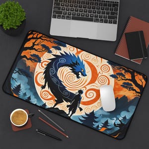 Puede incluir: Un dragón negro y azul con patrones de color naranja y blanco en espiral en el fondo. Una silueta de una persona se encuentra frente al dragón. El diseño está en una alfombrilla de ratón negra.