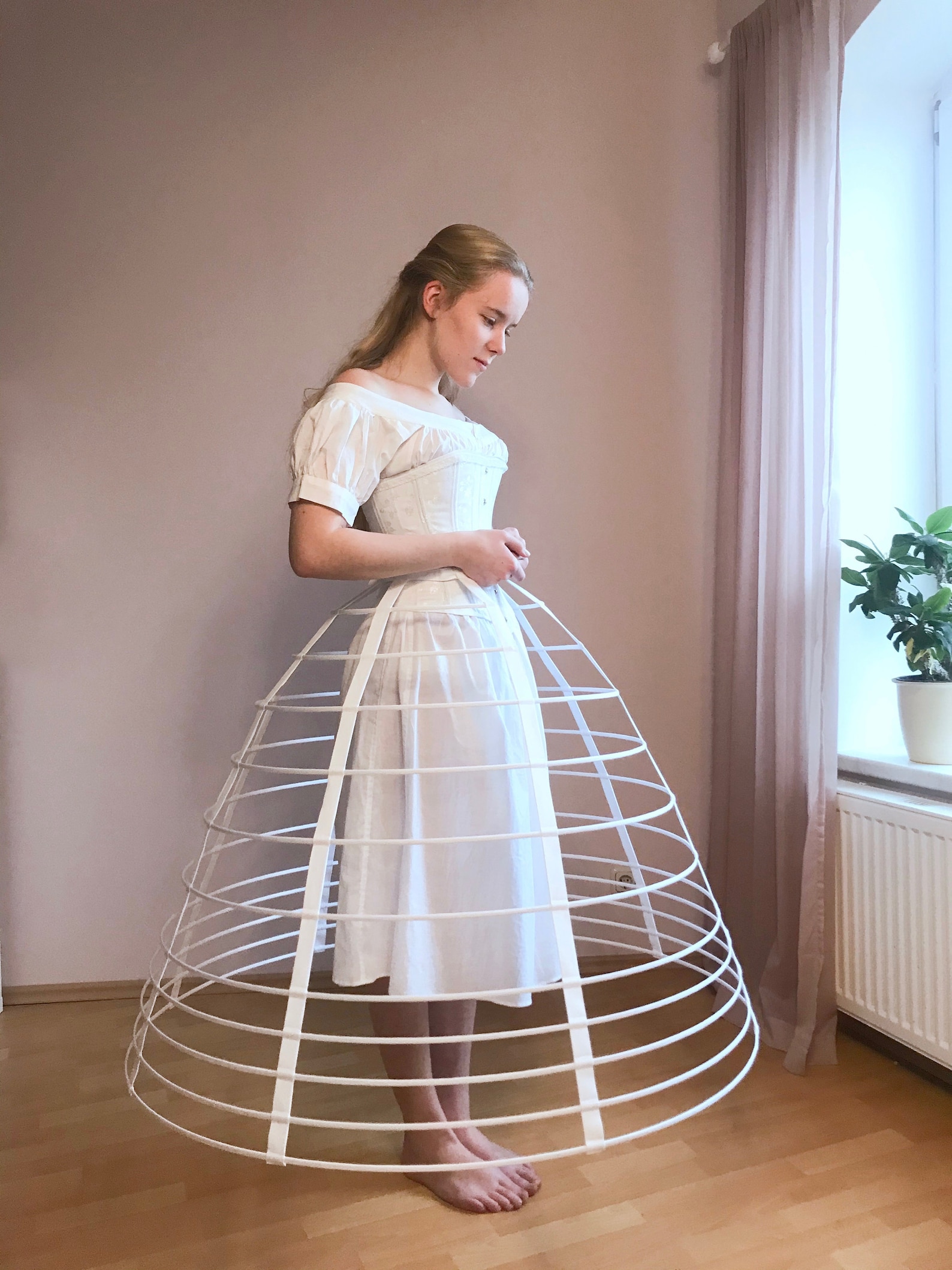 Кринолин фото. Кринолин Hoop skirt. Юбка с кринолином. Платье с кринолином. Кринолин клетка.