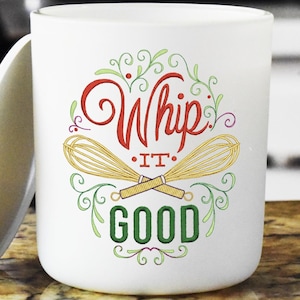 Könnte beinhalten: Ein weißer zylindrischer Behälter mit passendem Deckel, der auf der Vorderseite ein gesticktes Motiv aus zwei gekreuzten gelben Schneebesen sowie den rot-grünen Schriftzug "Whip IT GOOD" mit grünen Schnörkeln und roten Punkten zeigt.