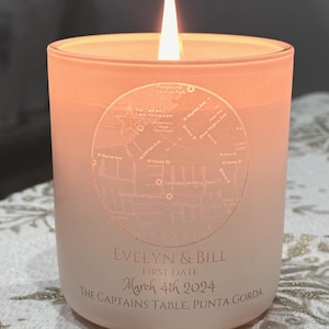 Puede incluir: Una vela de vidrio esmerilado rosa con un mapa de Punta Gorda, Florida, y el texto "Evelyn & Bill, First Date, March 4th 2024, The Captain's Table, Punta Gorda".