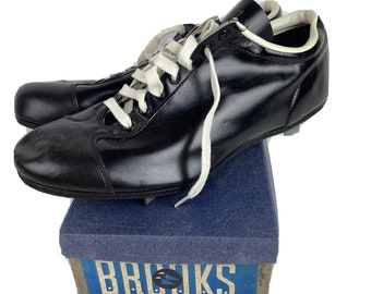 brooks baseball shoes
