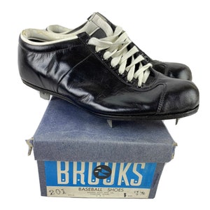 brooks baseball shoes