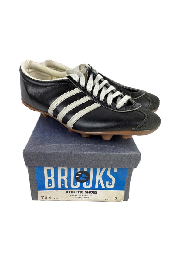 brooks baseball cleats