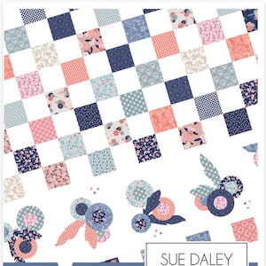 Puede incluir: Un patrón de colcha con un diseño de patchwork con una variedad de estampados florales en tonos azules, rosas y blancos. El patrón se llama "Rose Garden" y es una colcha simple con piezas y aplicaciones. El patrón es de Sue Daley and Co.