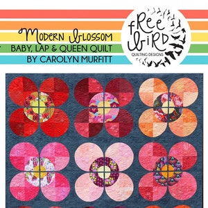 Könnte beinhalten: Ein farbenfroher Quilt mit floralem Design. Der Quilt zeigt große Blumenformen in Rot-, Rosa- und Orangetönen mit gemusterten Zentren. Der Quilt ist mit "Modern Blossom" und "Baby, Lap & Queen Quilt" von Carolyn Murfitt beschriftet.
