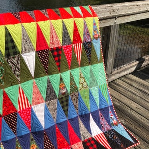 Christmas Tree Mountain Quilt Kit mit Urlaub Homies von Tula Pink