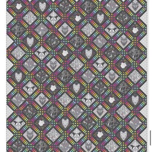 Può includere: Una trapunta fantasia con un motivo ripetuto di facce di lupo. La trapunta ha uno sfondo grigio scuro con motivi a forma di diamante, accentuati da strisce e pois colorati. Il design è intricato e dettagliato.