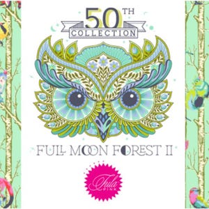 Op de afbeelding: Een kleurrijke illustratie van een uil met een groen, blauw en gouden patroon. De uil is omringd door een groen en wit berkenboompatroon met vogels en andere dieren. De tekst "50th Collection" en "Full Moon Forest II" is ook in de afbeelding opgenomen.
