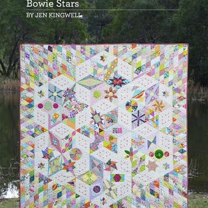 Könnte beinhalten: Ein farbenfroher Patchwork-Quilt mit geometrischem Design, der Stern- und Diamantmuster aufweist. Der Quilt hat einen weißen Hintergrund mit verschiedenen Pastell- und hellen Stoffstücken. Der Text auf dem Quilt lautet "Bowie Stars" von Jen Kingwell.
