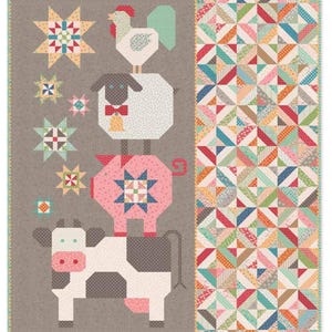 Può includere: Un design di trapunta patchwork con una pila di animali da fattoria, tra cui una mucca, un maiale, una pecora e un gallo, su uno sfondo grigio. Gli animali sono realizzati in tessuto patchwork colorato e sono circondati da stelle. La trapunta è bordata da un design patchwork di triangoli colorati.