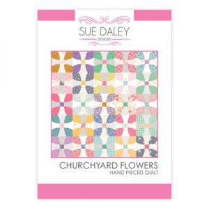 Könnte beinhalten: Ein Quiltmuster mit einem farbenfrohen Patchwork-Design auf weißem Hintergrund. Das Muster heißt "Churchyard Flowers" und ist ein handgefertigter Quilt.