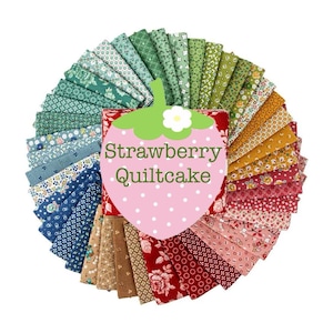 Puede incluir: Una colección de 42 cuadrados de tela en varios patrones y colores, dispuestos en forma de abanico. Los cuadrados de tela son parte de un kit de acolchado llamado "Strawberry Quiltcake".