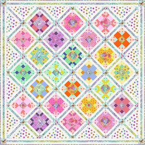 Könnte beinhalten: Ein farbenfroher Quilt mit einem sich wiederholenden Rautenmuster. Jede Raute zeigt ein anderes Design, darunter Blumenmuster, Schmetterlinge und verzierte Medaillons. Die Farbpalette des Quilts umfasst Rosa-, Lila-, Grün- und Orangetöne mit einem weißen Hintergrund.