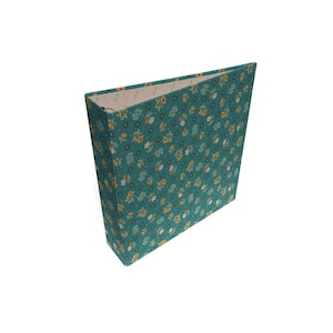 Könnte beinhalten: Ein türkisfarbener Ordner mit einem Blumenmuster aus gelben, weißen und blauen Blumen. Der Ordner ist geöffnet und zeigt ein gemustertes Innenfutter. Das Design ist ein sich wiederholendes Muster aus kleinen Blumen und Blättern.
