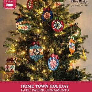 Puede incluir: Una colección de adornos de patchwork de tela colgados en un árbol de Navidad. Los adornos presentan patrones geométricos en rojo, azul, verde y amarillo. El texto en la imagen dice: USB Inside!, Riley Blake Designs y Home Town Holiday Patchwork Ornaments.