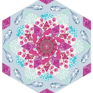Peut inclure: Un bloc de courtepointe hexagonal avec un motif central en forme d'étoile éclatante dans des tons de rose, rouge et blanc. L'étoile éclatante est entourée d'un anneau de motifs floraux bleus et blancs, et le bord extérieur du bloc est décoré de plumes grises sur un fond bleu clair.