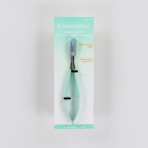 Puede incluir: Un par de tijeras afiladas de color turquesa con una cuchilla microdentada. Las tijeras son ligeras y ergonómicas. El embalaje presenta el texto "Kimberbell Sharp Snips" y "5" Right Handed & Left Handed".