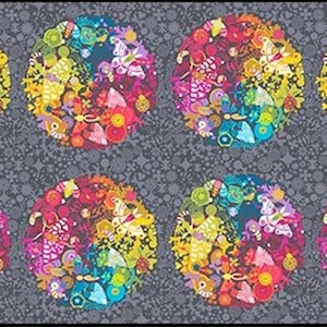 Puede incluir: Una tela gris con un patrón repetitivo de círculos coloridos. Cada círculo está lleno de una variedad de flores coloridas, mariposas y otros diseños. Los círculos están dispuestos en un patrón de cuadrícula.