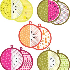 Puede incluir: Conjunto de seis agarraderas de olla coloridas con diseños de frutas. Cada agarradera está hecha de dos piezas circulares de tela cosidas juntas, con un patrón de cuadrícula blanca en el centro. Los diseños incluyen un limón, una sandía, una piña, una manzana y dos sandías.