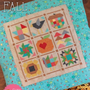 Könnte beinhalten: Ein Kreuzstichmuster für ein Kissen mit einem Patchwork-Design zum Thema Herbst. Das Muster enthält einen Vogel, eine Eichel, einen Kürbis, eine Sonnenblume, einen Truthahn und einen Stern. Das Muster trägt den Titel "Farm Girl Fall" und stammt von Lori Holt von Bee in My Bonnet Co.