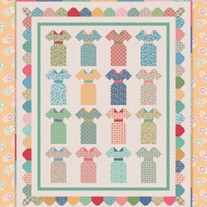 Könnte beinhalten: Ein Quiltmuster mit einem Raster aus 16 bunten Kleidern auf weißem Hintergrund. Der Quilt ist von einem Rand aus Grün, Rot und Gelb umgeben. Der Titel "Millie's Dresses" befindet sich oben auf dem Quilt. Der Text "Designed by Lori Holt" befindet sich unten links und "Bee in my Bonnet Co." befindet sich unten rechts.