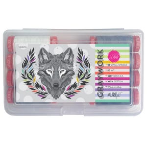 Puede incluir: Una caja de plástico transparente que contiene diez carretes pequeños de hilo Aurifil. La caja presenta una ilustración de un lobo gris y el texto "GRAYWORK". Cada carrete contiene 201 metros de hilo 100% algodón.