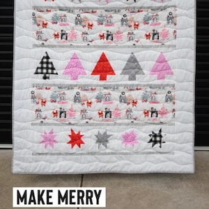 Könnte beinhalten: Eine weiße Weihnachtsquilt mit einem sich wiederholenden Muster aus Weihnachtsbäumen, Sternen und festlichen Szenen. Die Quilt hat rote, rosa, graue und schwarze Akzente. Der Text "MAKE MERRY CHRISTMAS QUILT" wird unten angezeigt.