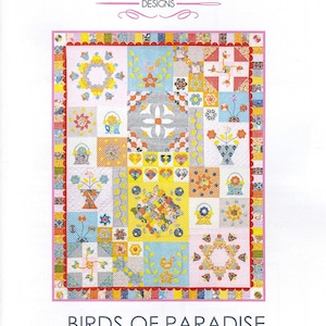 Può includere: Un modello di trapunta con un design patchwork colorato con una varietà di forme floreali e geometriche. La trapunta è intitolata "Birds of Paradise Quilt" ed è progettata da Sue Daley Designs.