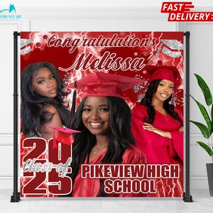 Può includere: Sfondo di laurea rosso e argento con il testo "Congratulazioni Melissa! Classe 2023 Pikeview High School" e un design a forma di fulmine. Il design include tre foto di laureati.