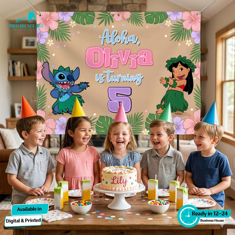Puede incluir: Una pancarta de cumplea&ntilde;os con el texto "Aloha, Olivia cumple 5 a&ntilde;os" y personajes de dibujos animados. Cinco ni&ntilde;os con sombreros de fiesta se re&uacute;nen alrededor de una mesa con una tarta y cajas de zumo. La pancarta tiene dise&ntilde;os florales y de hojas tropicales.