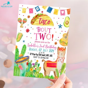 Op de afbeelding: Een kleurrijke uitnodiging voor een 2e verjaardagsfeest met een taco- en lama-thema. De uitnodiging zegt "Taco 'Bout Two!" en bevat details over het feest, inclusief de datum, tijd en locatie.