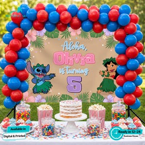Puede incluir: Una escena festiva con un arco de globos rojos y azules. El tel&oacute;n de fondo dice "Aloha, Olivia is turning 5" con personajes de dibujos animados. Una tarta, cupcakes, palomitas de ma&iacute;z y tarros de caramelos est&aacute;n sobre la mesa.
