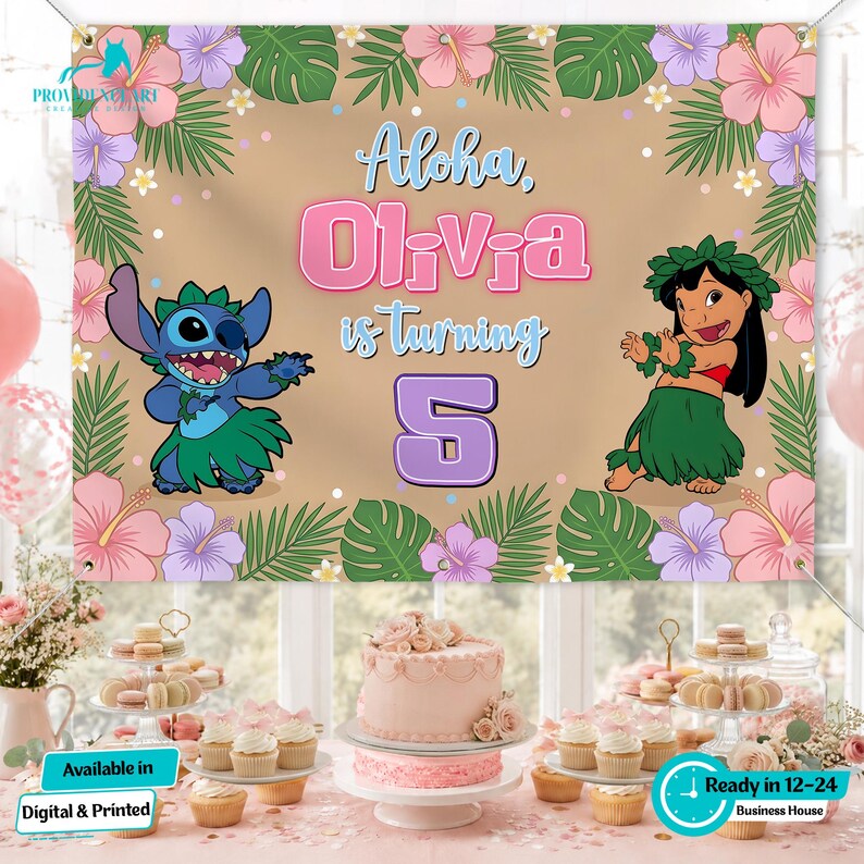 Puede incluir: Una pancarta de cumplea&ntilde;os con el texto "Aloha, Olivia cumple 5 a&ntilde;os". La pancarta presenta a los personajes de dibujos animados Stitch y Lilo, rodeados de flores y hojas tropicales. La pancarta es de color beige con detalles en rosa, morado y verde.