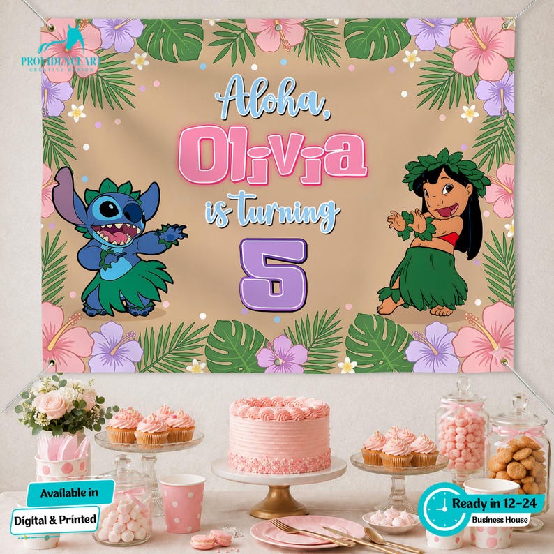 Puede incluir: Una pancarta de cumplea&ntilde;os con el texto "Aloha, Olivia cumple 5 a&ntilde;os" con los personajes de dibujos animados Stitch y Lilo, rodeados de flores y hojas tropicales. La pancarta es de color beige con detalles en rosa, morado y verde. Una mesa est&aacute; puesta con una tarta rosa, cupcakes y caramelos.