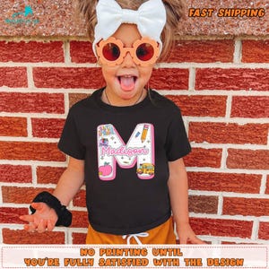 La carta personalizada es para la camisa del niño con el nombre, la camiseta escolar personalizada con iniciales, ideas divertidas de regalos de regreso a la escuela para la hija