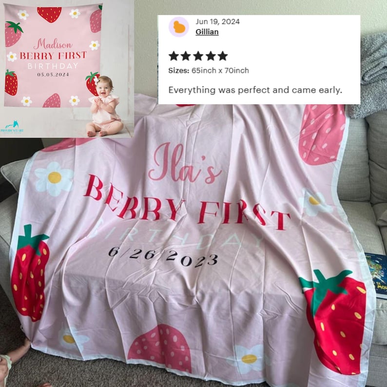 Peut inclure: Une couverture rose personnalis&eacute;e sur le th&egrave;me de la fraise. La couverture porte l'inscription "Ila's BERRY FIRST" et la date "6/26/2023". Elle est d&eacute;cor&eacute;e de grosses fraises et de marguerites blanches. La couverture mesure 165 cm x 178 cm.