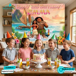 以下が含まれることがあります： 「Happy 3rd Birthday Emma」と書かれたバナーがある誕生日パーティーのシーン。バナーには人気のアニメ映画のキャラクターが登場します。「Lily」という名前のケーキが、パーティーハット、ジュースボックス、お菓子が置かれたテーブルにあります。5人の子供たちが笑顔です。