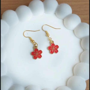 Earrings with enamel flowers