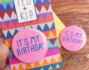 Het is mijn verjaardagsbadge - Happy Birthday Badge Glitter Button - Sparkly Funny Cute Accessory Pin Hot Baby Pink Holo