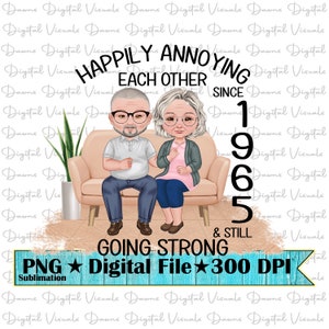 Felizmente molestándose unos a otros desde 1965 Png; Pareja Divertida Png; Png divertido; Feliz desde 1965 Png; Molestándose unos a otros 1965; Pareja Divertida Png