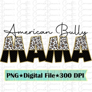 Puede incluir: Descarga digital de un diseño gráfico con las palabras "American Bully Mama" en negro con ribetes dorados. Las letras están decoradas con un estampado de leopardo y un patrón de huellas de patas.