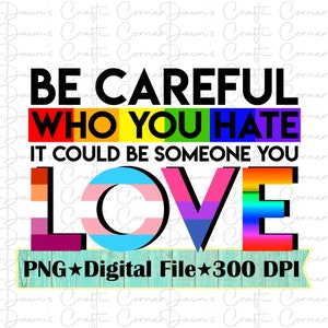 以下が含まれることがあります： 虹色のテキスト「Be careful who you hate it could be someone you love」が書かれたグラフィックデザインのデジタルファイルです。テキストは白い背景にあり、下部に「PNG Digital File 300 DPI」というテキストが書かれた青い木製の板があります。