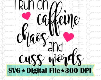 Plik SVG z chaosem i przekleństwami „I Run on Caffeine Chaos and Cuss Words” (pobranie cyfrowe)