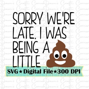Emoji kupy; Zabawna koszulka dla dzieci; Przepraszamy za spóźnienie Svg; Gówno Svg; Koszulka „Bycie małym gównem” Svg; Zabawna koszulka z emoji kupy; Zabawna koszulka; Zabawny Svg