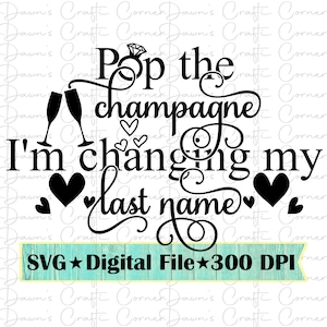 Puede incluir: Diseño gráfico en blanco y negro con el texto "Pop the champagne I'm changing my last name" con dos copas de champán y corazones. El texto "SVG Digital File 300 DPI" está en la parte inferior del diseño.