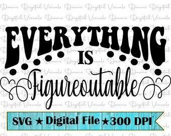 Op de afbeelding: Zwart-witte digitale downloadbare SVG-bestand van een citaat dat luidt "Alles is uitzoekbaar" met een hart aan elke kant van de tekst. De tekst is in een vet, decoratief lettertype. De achtergrond is een lichtblauw houtnerfpatroon met de tekst "SVG Digital File 300 DPI" in wit.