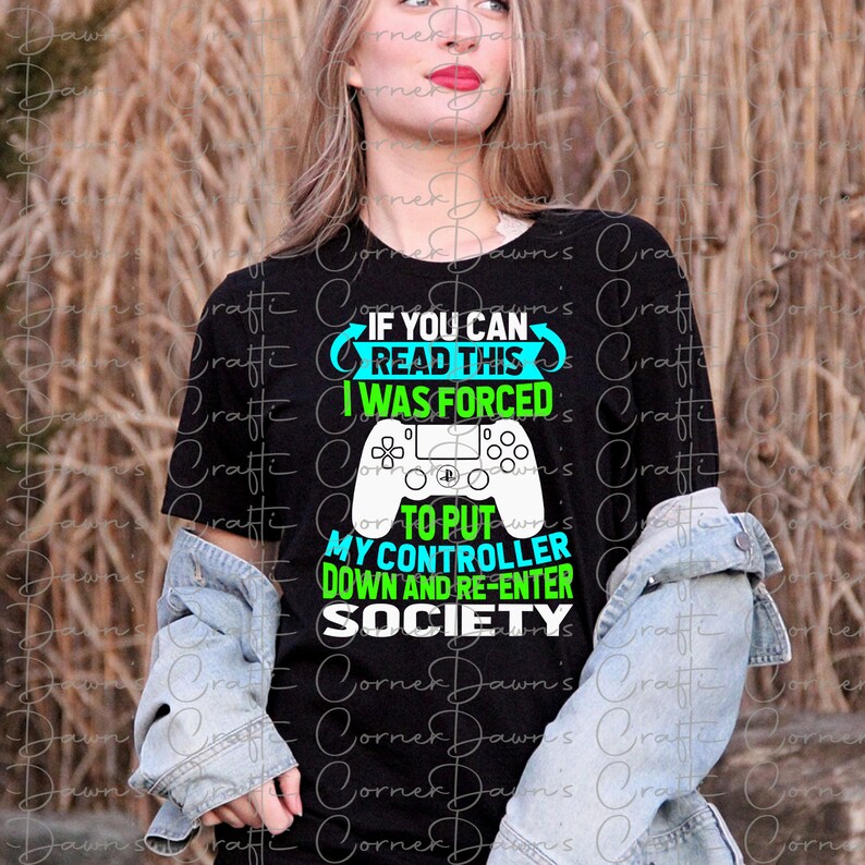 Puede incluir: Una camiseta negra con un gr&aacute;fico verde y blanco de un mando de videojuego. El texto en el gr&aacute;fico dice "Si puedes leer esto, me vi obligado a dejar mi mando y volver a entrar en la sociedad."