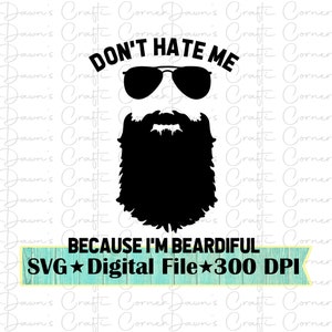 Puede incluir: Un archivo SVG digital con una silueta negra de gafas de sol y una barba. El texto dice "DON'T HATE ME" encima de las gafas de sol y "BECAUSE I'M BEARDIFUL" debajo de la barba. El archivo también incluye "SVG Digital File 300 DPI".