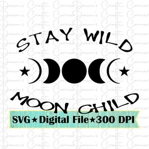Puede incluir: Dise&ntilde;o gr&aacute;fico en blanco y negro con el texto "Stay Wild Moon Child" y tres fases lunares. El dise&ntilde;o est&aacute; sobre un fondo azul claro con el texto "SVG Digital File 300 DPI".