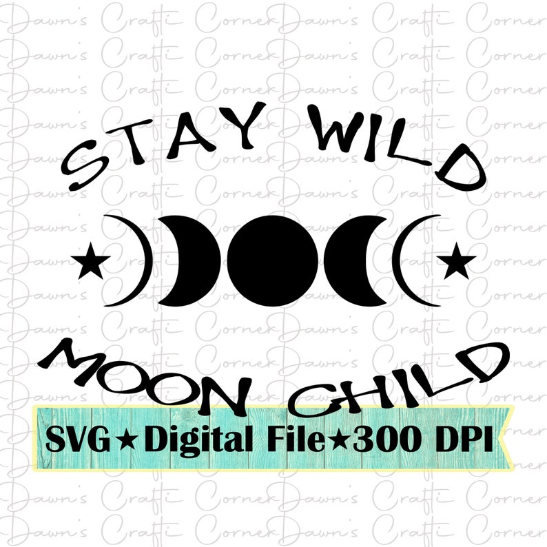 Puede incluir: Dise&ntilde;o gr&aacute;fico en blanco y negro con el texto "Stay Wild Moon Child" y tres fases lunares. El dise&ntilde;o est&aacute; sobre un fondo azul claro con el texto "SVG Digital File 300 DPI".